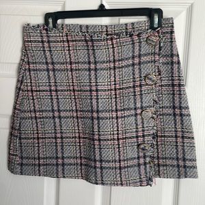 Super cute plaid skirt!  Cute buttons detailed down the side, size Large